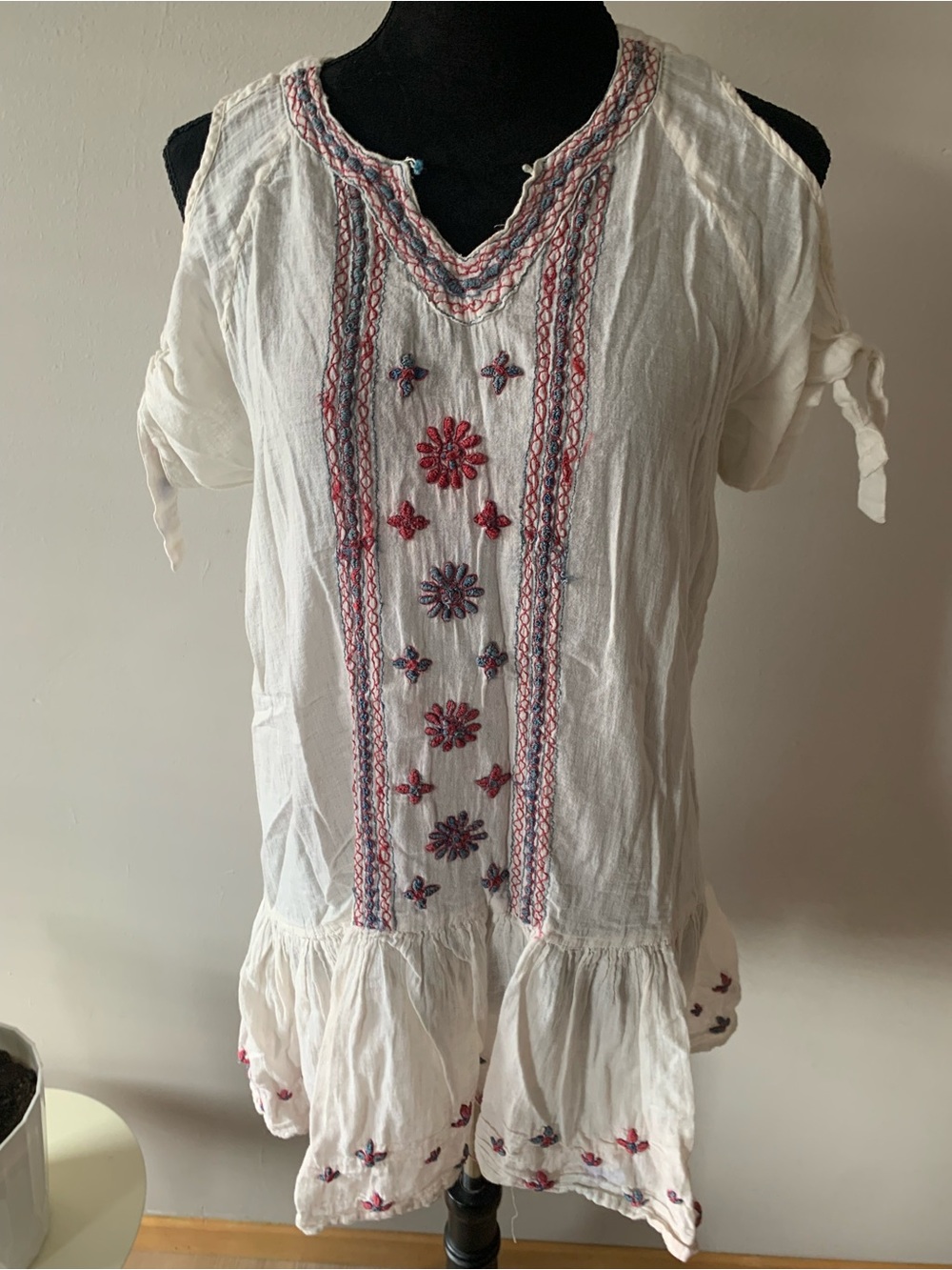 Boho Embroidered White Peasant Top with Red & Blue Accents

Mix 1 0426
